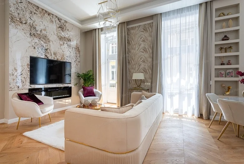 V. kerület Nádor utcában, pár perc sétára a Lánchídtól, 80 m2-es nappali + 2 hálószobás, duplakomfortos, 2. emeleti, erkélyes luxuslakás eladó. Az ing...