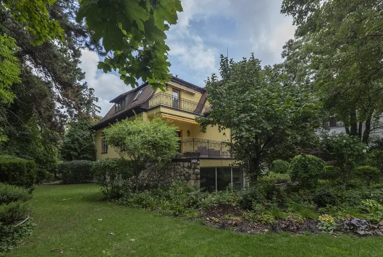 Fedezze fel az elegancia és a kényelem tökéletes harmóniáját ebben a 300 m²-es villában, amely Budapest XII. kerületének egyik legelőkelőbb részén tal...