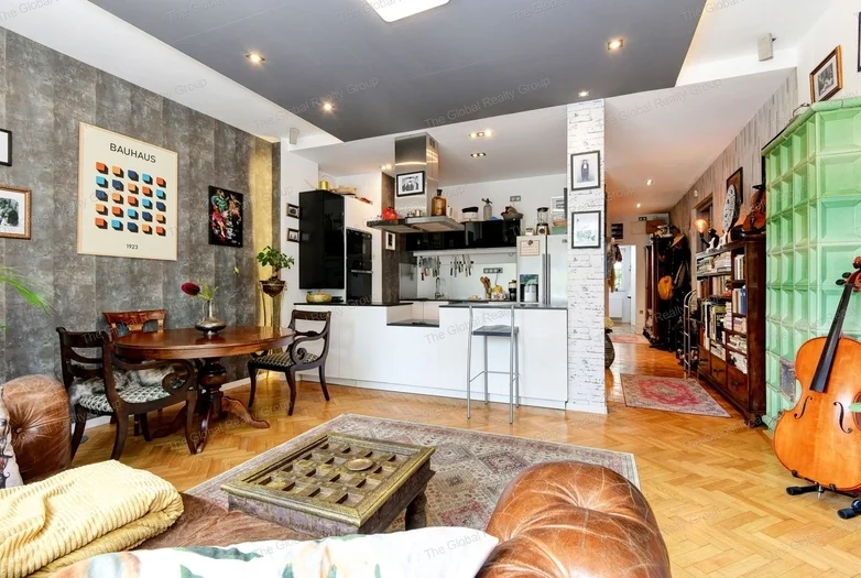 Különleges stílusú, 3 erkélyes lakás Rózsadombon