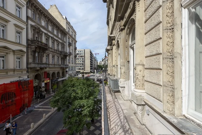 A belváros egyik legszebb helyén, az V. kerületben, a Hercegprímás utcában, Szent István Bazilikára néző eladó egy 300 nm alapterületű, 6 szobás, 1 em...