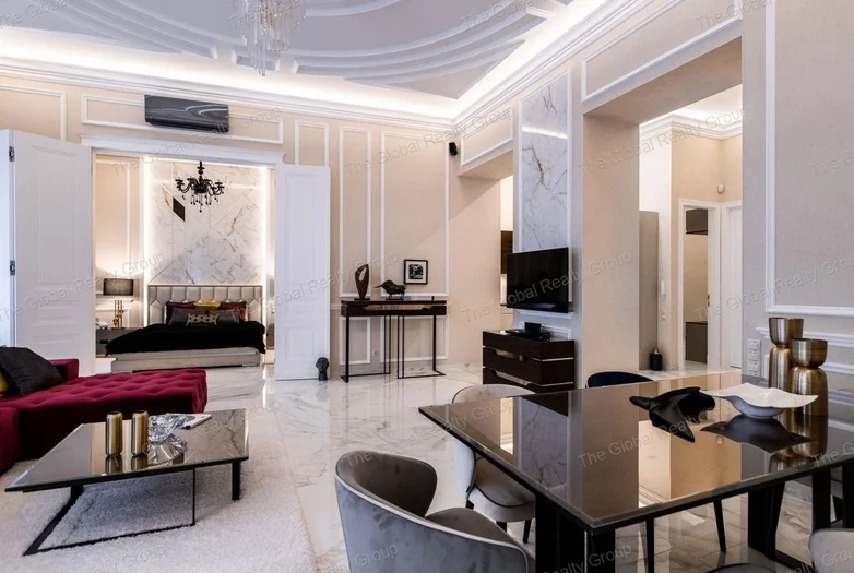 A Hajós utcában készült el ez az elegáns, világos ingatlan,  panorámás kilátással az Operára. A lakás a pár éve felújításon átesett társasház első eme...