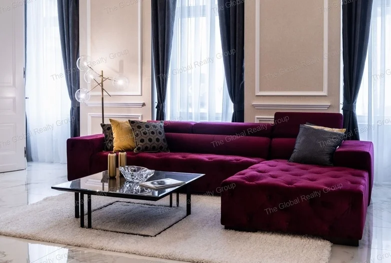 A Hajós utcában készült el ez az elegáns, világos ingatlan,  panorámás kilátással az Operára. A lakás a pár éve felújításon átesett társasház első eme...