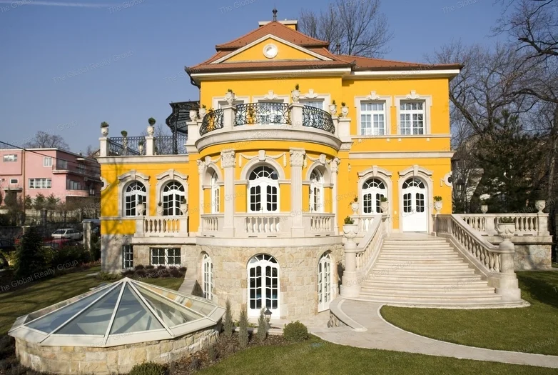 II. kerületben, reprezentatív környéken, csendes utcában kiadó bruttó 840 nm, nettó 658 nm területű villa, 1300 nm-es telken.

Az épület 1932-ben épül...