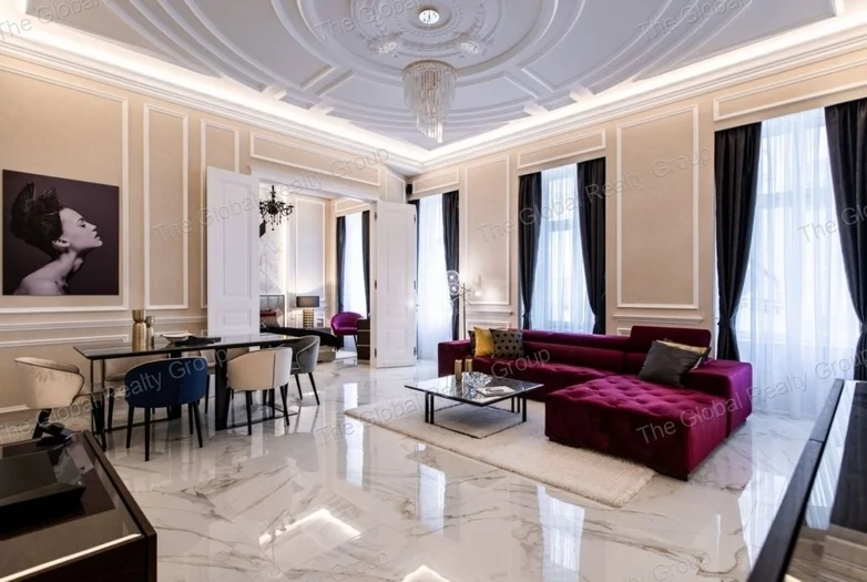 A Hajós utcában készült el ez az elegáns, világos ingatlan,  panorámás kilátással az Operára. A lakás a pár éve felújításon átesett társasház első eme...