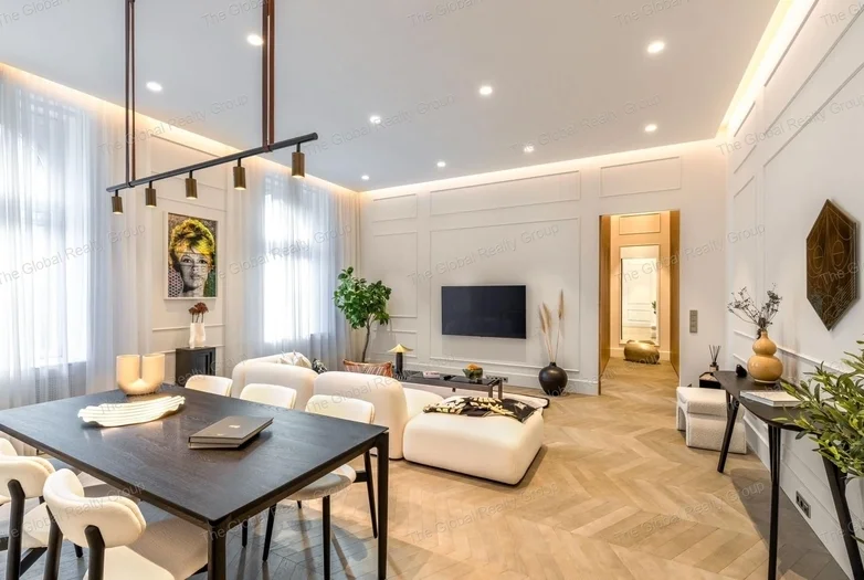 Lenyűgöző 1 hálószobás luxus lakás az Andrássy úton
 

Ez a kivételes, 83 m²-es luxus lakás egy elegáns életstílust kínál Budapest szívében, lenyűgöző...