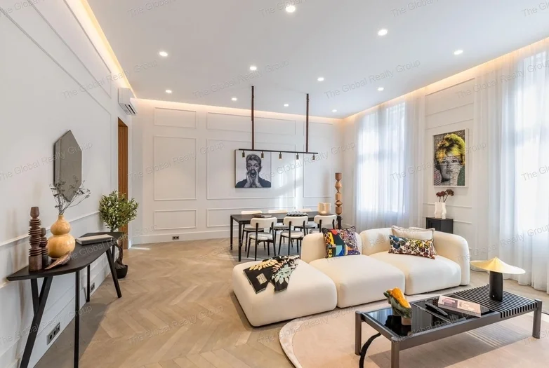 Lenyűgöző 1 hálószobás luxus lakás az Andrássy úton
 

Ez a kivételes, 83 m²-es luxus lakás egy elegáns életstílust kínál Budapest szívében, lenyűgöző...