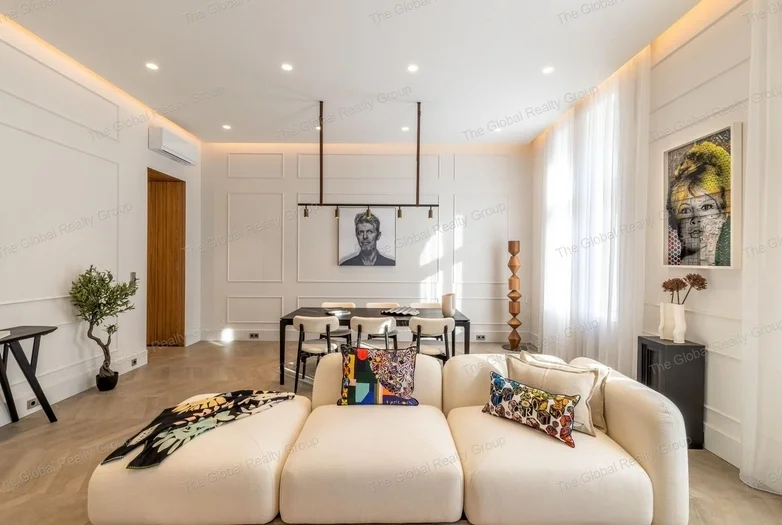 Lenyűgöző 1 hálószobás luxus lakás az Andrássy úton
 

Ez a kivételes, 83 m²-es luxus lakás egy elegáns életstílust kínál Budapest szívében, lenyűgöző...