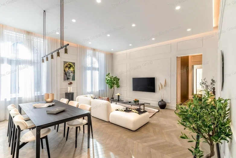 Lenyűgöző 1 hálószobás luxus lakás az Andrássy úton
 

Ez a kivételes, 83 m²-es luxus lakás egy elegáns életstílust kínál Budapest szívében, lenyűgöző...