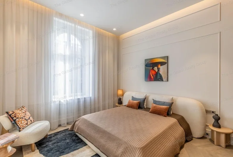 Lenyűgöző 1 hálószobás luxus lakás az Andrássy úton
 

Ez a kivételes, 83 m²-es luxus lakás egy elegáns életstílust kínál Budapest szívében, lenyűgöző...