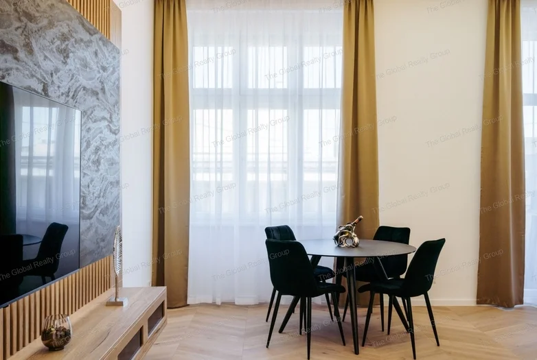 Budapest exkluzív 5. kerületében, egy liftes, kiváló állapotú épület 5. emeletén kínálunk eladásra egy teljes körűen felújított luxuslakást. Az ingatl...