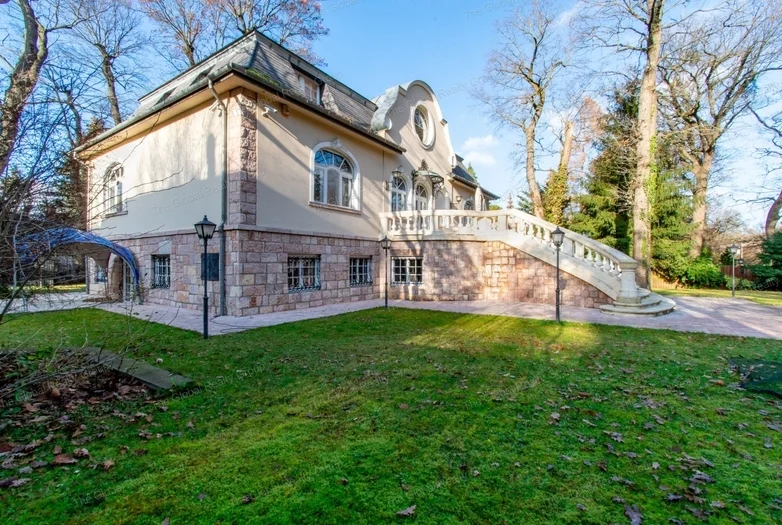 A villa a XX. század első negyedének végén épült, majd 2000-ben teljesen új tetőszerkezetet és födémet kapott, és 2012-ben került teljeskörűen felúj...