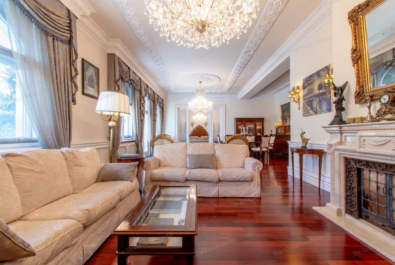 A villa a XX. század első negyedének végén épült, majd 2000-ben teljesen új tetőszerkezetet és födémet kapott, és 2012-ben került teljeskörűen felúj...