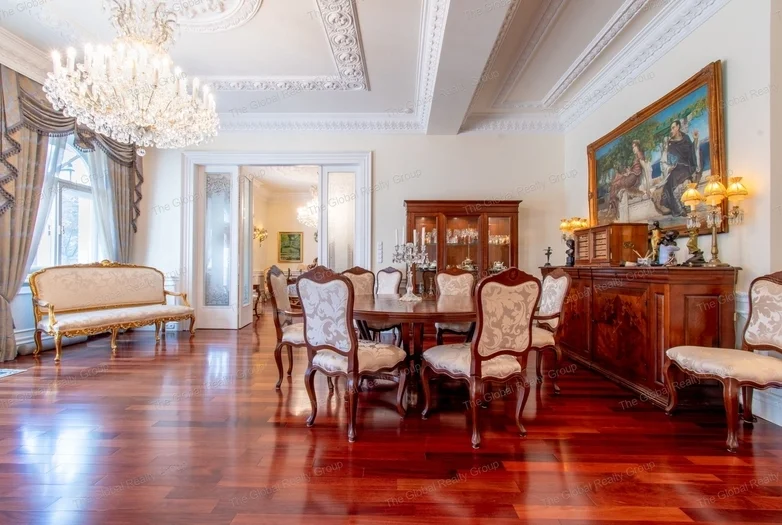 A villa a XX. század első negyedének végén épült, majd 2000-ben teljesen új tetőszerkezetet és födémet kapott, és 2012-ben került teljeskörűen felúj...