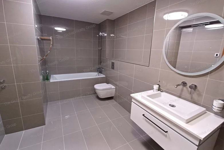 Kiadó egy nemrégiben elkészült lakás Budapest I. kerületében, a Naphegyen. Az 66 m²-es ingatlan a 2. emeleten található, és 2 hálószobából, egy amerik...
