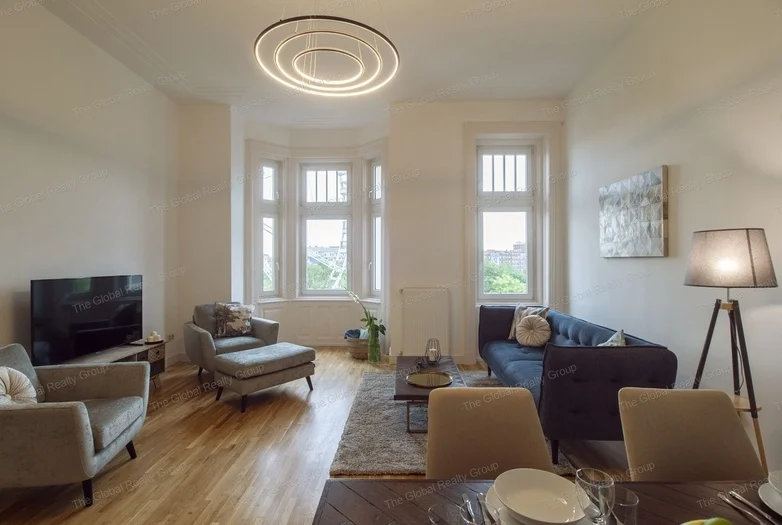Kiadó egy felújított lakás Budapest szívében, az V. kerületben, a Ferris kerékre néző kilátással. Az ingatlan az alábbi helyiségekből áll: 2 hálószoba...