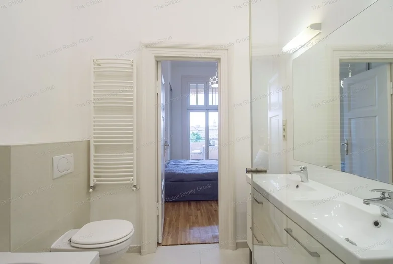 Kiadó egy felújított lakás Budapest szívében, az V. kerületben, a Ferris kerékre néző kilátással. Az ingatlan az alábbi helyiségekből áll: 2 hálószoba...