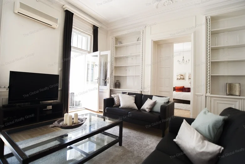 In Budapest, in the 5th district with good public transportation options a 133qm 2nd floor apartment is available for rent in a condominium. There is