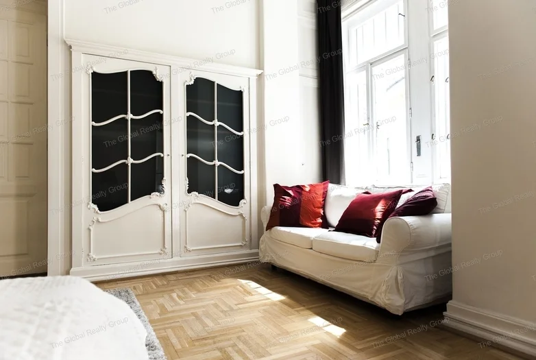In Budapest, in the 5th district with good public transportation options a 133qm 2nd floor apartment is available for rent in a condominium. There is