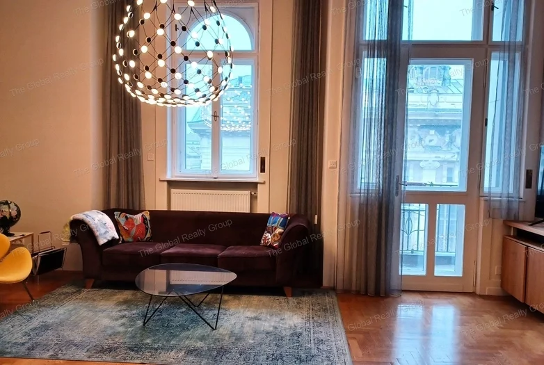 Kiadó egy 104 m²-es, teljesen bútorozott és felszerelt lakás panorámás kilátással a Szabadság térre Budapest 5. kerületében. Az ingatlan egy liftel re...