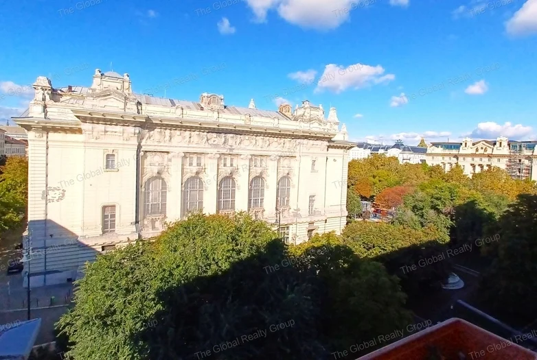 Kiadó egy 104 m²-es, teljesen bútorozott és felszerelt lakás panorámás kilátással a Szabadság térre Budapest 5. kerületében. Az ingatlan egy liftel re...