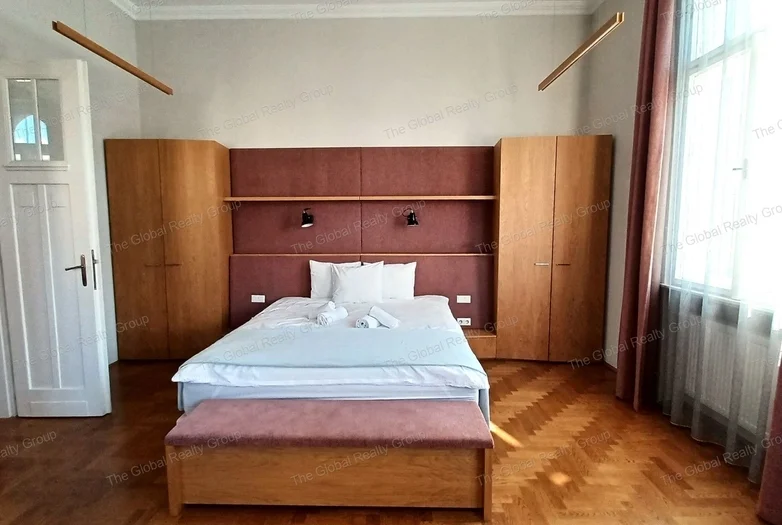 Kiadó egy 104 m²-es, teljesen bútorozott és felszerelt lakás panorámás kilátással a Szabadság térre Budapest 5. kerületében. Az ingatlan egy liftel re...