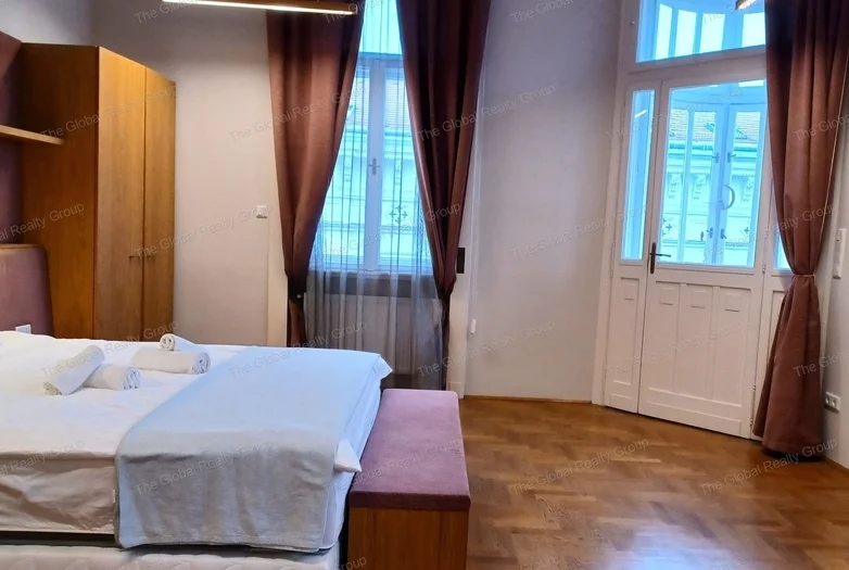 Kiadó egy 104 m²-es, teljesen bútorozott és felszerelt lakás panorámás kilátással a Szabadság térre Budapest 5. kerületében. Az ingatlan egy liftel re...