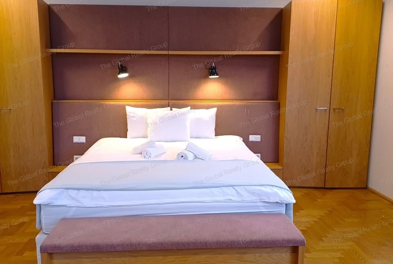 Kiadó egy 104 m²-es, teljesen bútorozott és felszerelt lakás panorámás kilátással a Szabadság térre Budapest 5. kerületében. Az ingatlan egy liftel re...