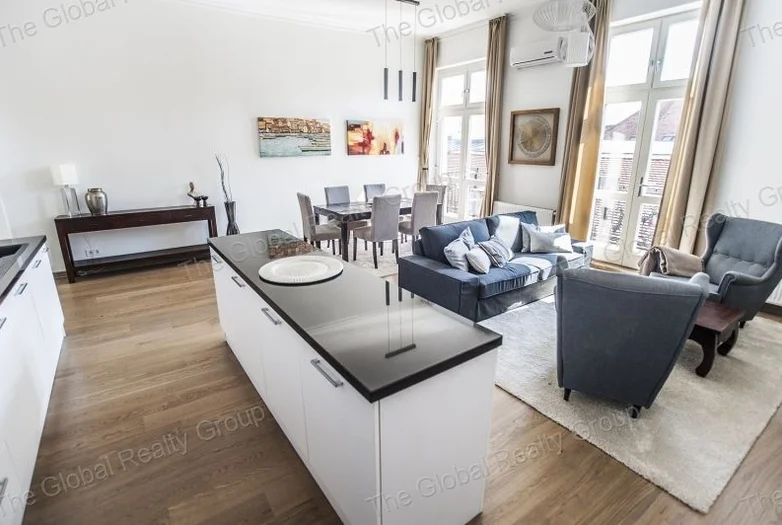 Egy frissen felújított, 122 m²-es lakás kiadó Budapest 5. kerületében, kiváló közlekedési lehetőségekkel. Az ingatlan a századfordulós, jól karbantart...