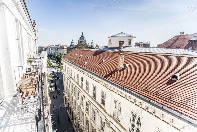 Egy frissen felújított, 122 m²-es lakás kiadó Budapest 5. kerületében, kiváló közlekedési lehetőségekkel. Az ingatlan a századfordulós, jól karbantart...