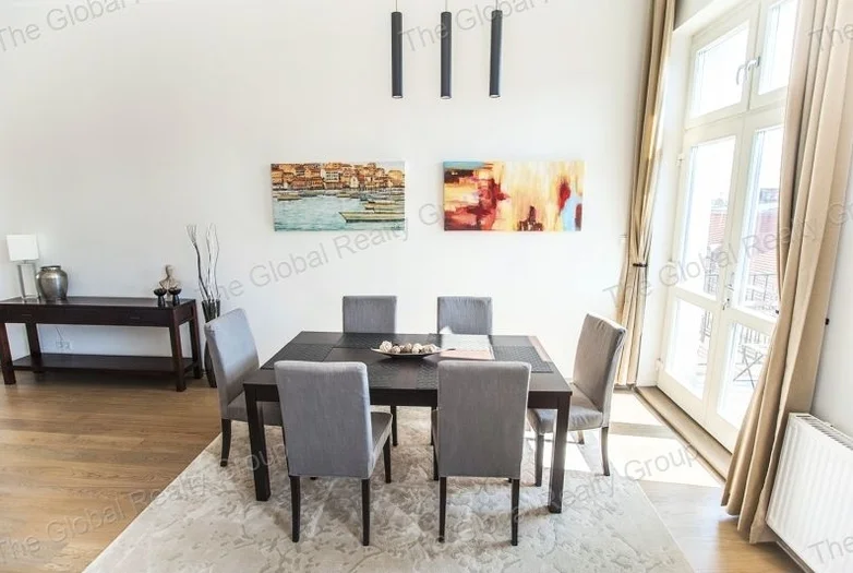 Egy frissen felújított, 122 m²-es lakás kiadó Budapest 5. kerületében, kiváló közlekedési lehetőségekkel. Az ingatlan a századfordulós, jól karbantart...