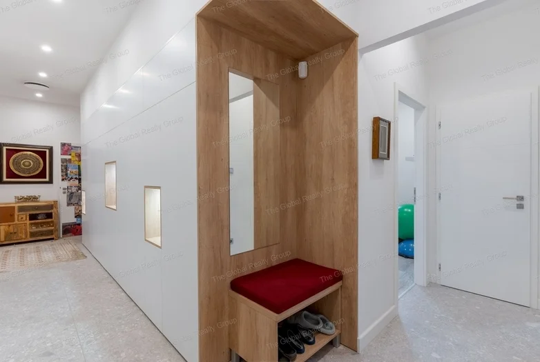 Kiadásra kínálunk egy 157 m2-es felújított ingatlant, az 2. kerületben. A lakás a 2 emeleten található, az épületben nincsen lift.

Elosztása

4 hálós...