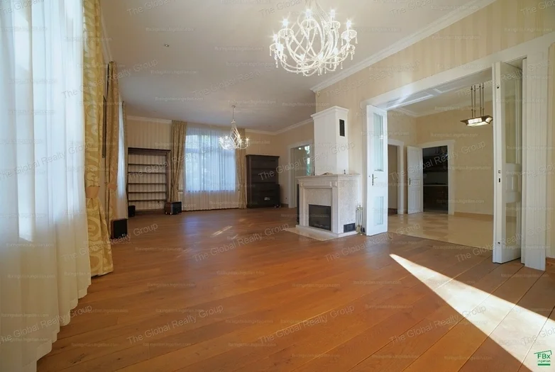 Fedezze fel az elegancia és a kényelem tökéletes harmóniáját ebben a 300 m²-es villában, amely Budapest XII. kerületének egyik legelőkelőbb részén tal...
