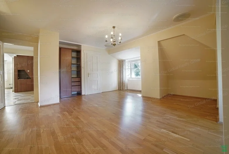 Fedezze fel az elegancia és a kényelem tökéletes harmóniáját ebben a 300 m²-es villában, amely Budapest XII. kerületének egyik legelőkelőbb részén tal...