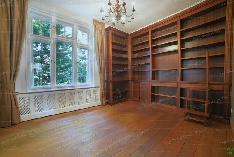 Fedezze fel az elegancia és a kényelem tökéletes harmóniáját ebben a 300 m²-es villában, amely Budapest XII. kerületének egyik legelőkelőbb részén tal...
