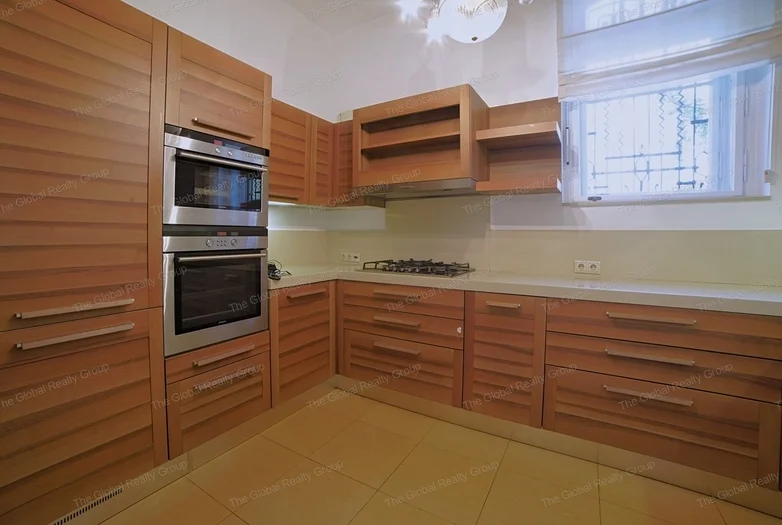 Fedezze fel az elegancia és a kényelem tökéletes harmóniáját ebben a 300 m²-es villában, amely Budapest XII. kerületének egyik legelőkelőbb részén tal...