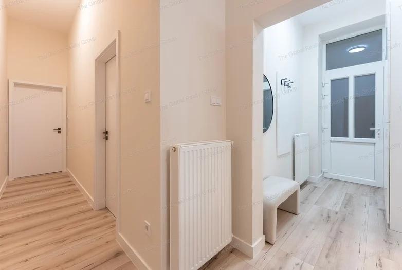 Megvételre kínálunk Budapest 13. kerületében, a Kresz Géza utcában egy teljes körűen, minőségi módon felújított 59 m2-es, 2+ fél szobás lakást.

A fel...