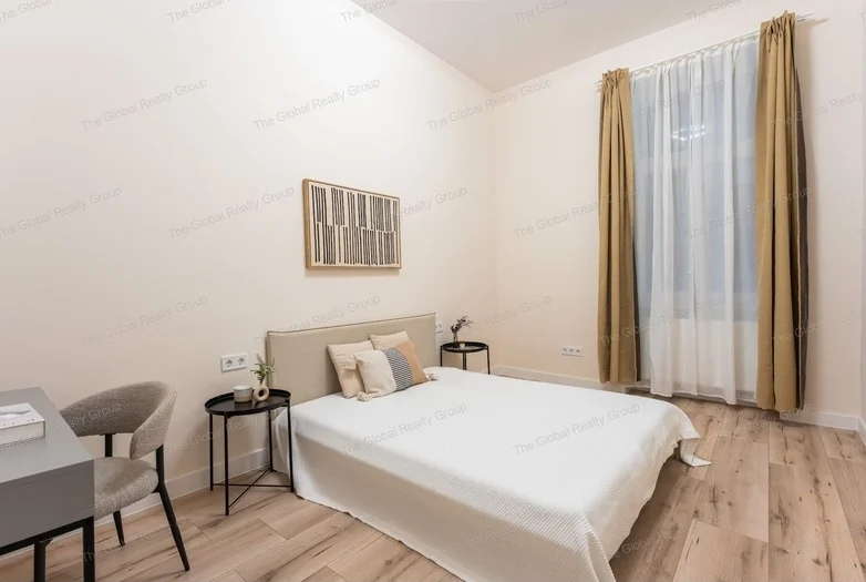Megvételre kínálunk Budapest 13. kerületében, a Kresz Géza utcában egy teljes körűen, minőségi módon felújított 59 m2-es, 2+ fél szobás lakást.

A fel...