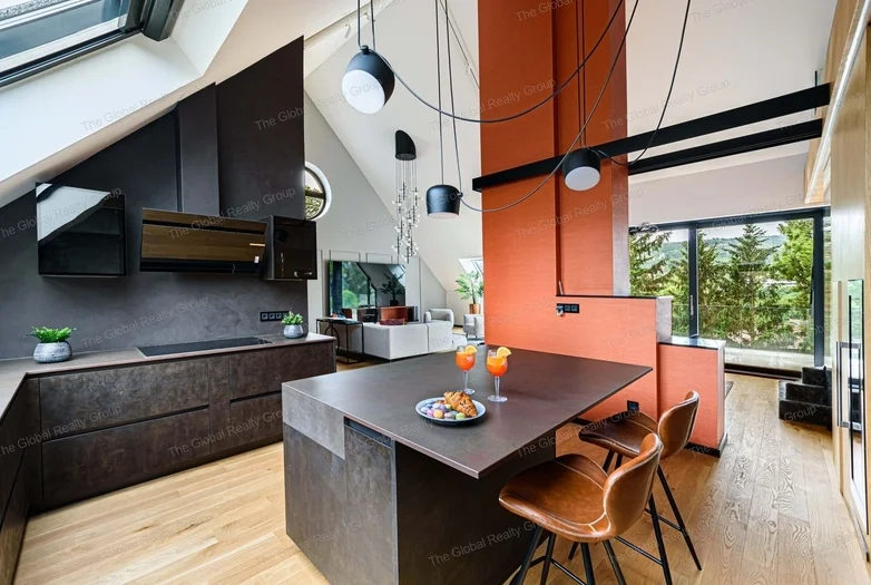 Kifinomultan felújított villa: Penthause stílusú loft lakás a legfelső emeleten

Össz. terület: 225 m²
Ez a páratlan ingatlan három tágas fogadótérrel...
