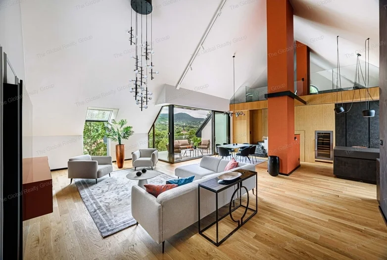Kifinomultan felújított villa: Penthause stílusú loft lakás a legfelső emeleten

Össz. terület: 225 m²
Ez a páratlan ingatlan három tágas fogadótérrel...