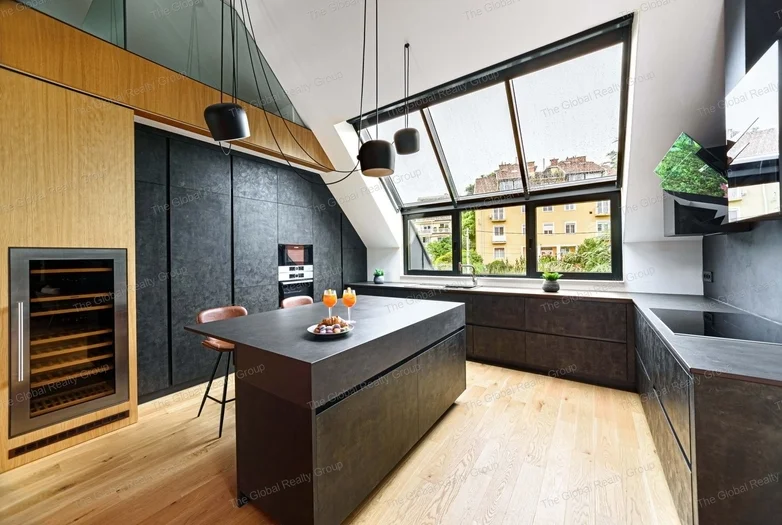 Kifinomultan felújított villa: Penthause stílusú loft lakás a legfelső emeleten

Össz. terület: 225 m²
Ez a páratlan ingatlan három tágas fogadótérrel...