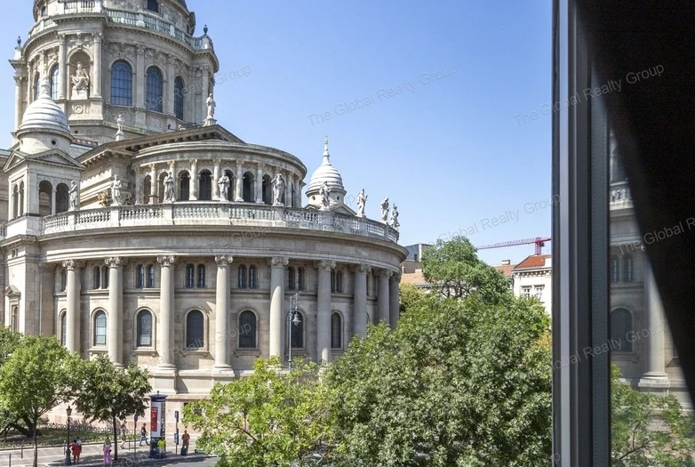 Luxus Rezidencia az Andrássy úton, Bazilikára Néző Kilátással

Fedezze fel az elegancia csúcsát ebben a 183 nm-es exkluzív lakásban, amely Budapest eg...