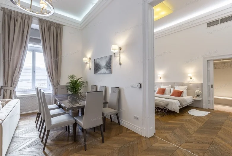 Luxus Rezidencia az Andrássy úton, Bazilikára Néző Kilátással

Fedezze fel az elegancia csúcsát ebben a 183 nm-es exkluzív lakásban, amely Budapest eg...
