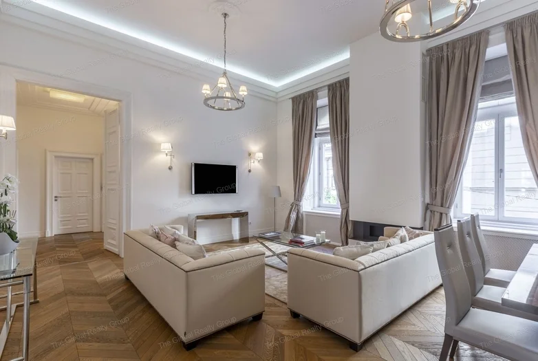 Luxus Rezidencia az Andrássy úton, Bazilikára Néző Kilátással

Fedezze fel az elegancia csúcsát ebben a 183 nm-es exkluzív lakásban, amely Budapest eg...