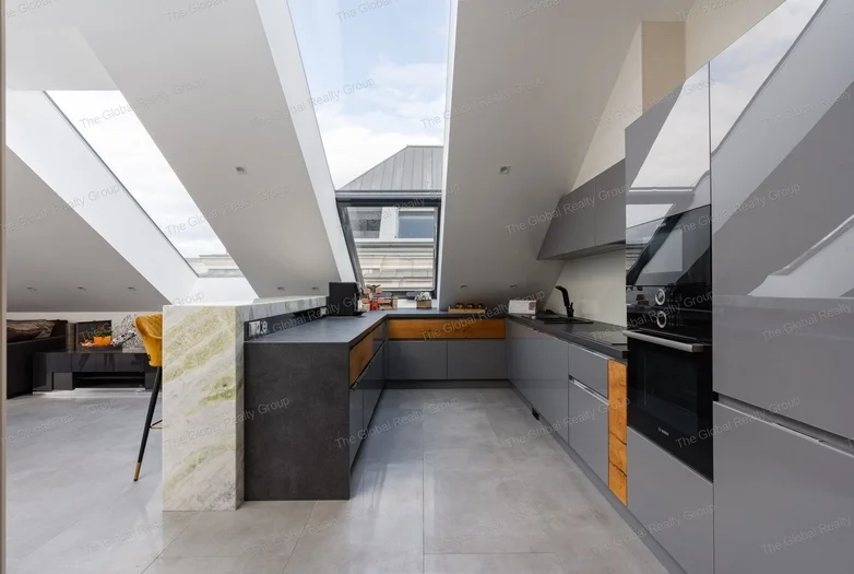 Exkluzív Penthouse Lélegzetelállító Bazilika Panorámával az Andrássy Úton

Élje át a luxus életérzést ebben a különleges penthouse lakásban, amely Bud...