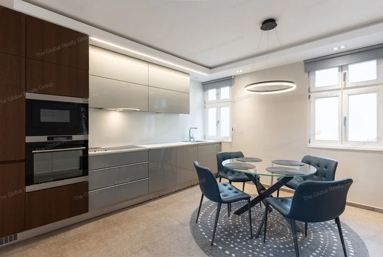 Kiadó lakás az Andrássy úton!

 

Budapest VI. kerületében, az elegáns Andrássy úton, hosszú távra kiadó egy belső kétszintes, téglaépítésű lakás. Az
