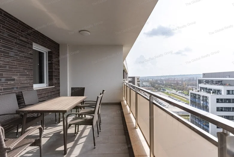 Kiadó ez az új építésű nagy teraszos lakás extrákkal.
Minőségi konyha és fürdőszoba. 
Tágas panorámás terasz.
Házimozi.
