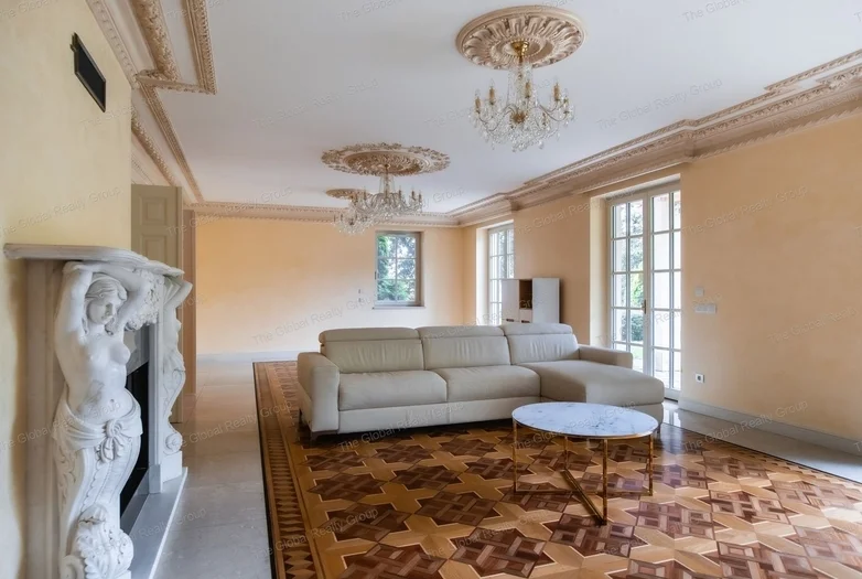 Exkluzív Luxusvilla a Buda Hegyvidék Legpatinásabb Részén

Fedezze fel ezt az egyedülálló luxusrezidenciát Budapest egyik legcsendesebb és legkeresett...