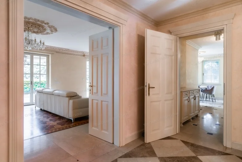 Exkluzív Luxusvilla a Buda Hegyvidék Legpatinásabb Részén

Fedezze fel ezt az egyedülálló luxusrezidenciát Budapest egyik legcsendesebb és legkeresett...