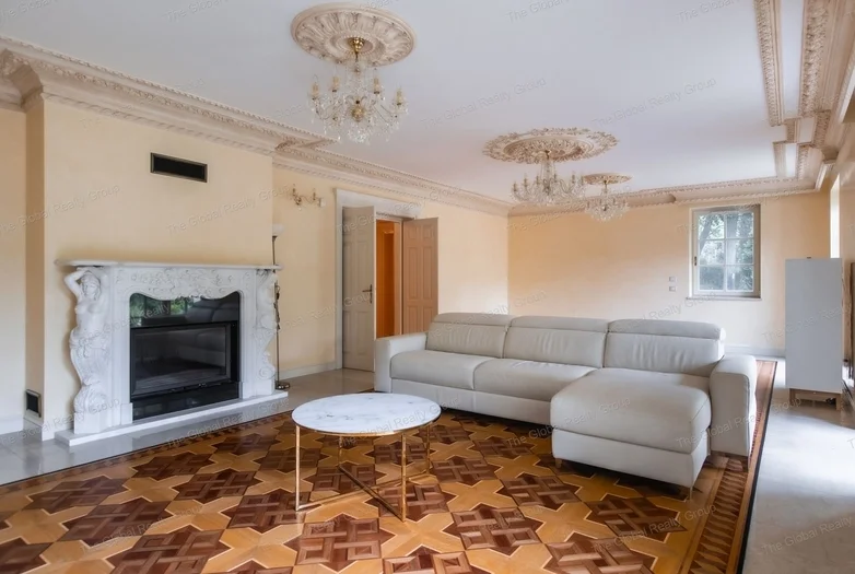 Exkluzív Luxusvilla a Buda Hegyvidék Legpatinásabb Részén

Fedezze fel ezt az egyedülálló luxusrezidenciát Budapest egyik legcsendesebb és legkeresett...
