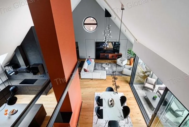 Kifinomultan felújított villa: Penthause stílusú loft lakás a legfelső emeleten

Össz. terület: 225 m²
Ez a páratlan ingatlan három tágas fogadótérrel...